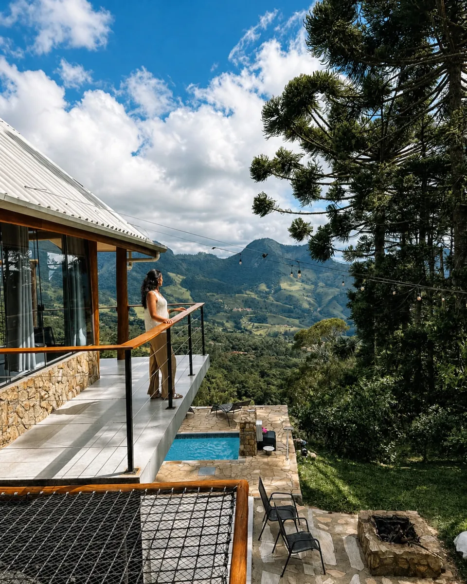 Varanda de madeira da Araucárias, entre árvores e montanhas.